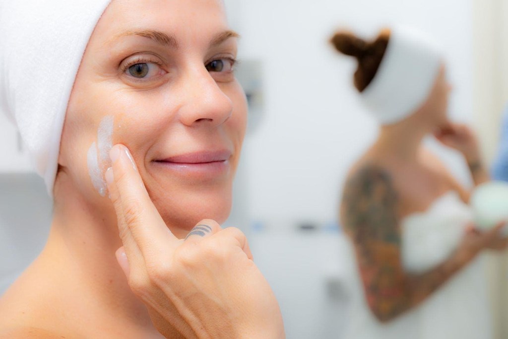 ¿Cómo eliminar el acné y las marcas en mi rostro?