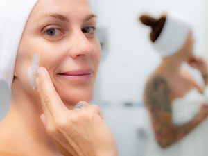 ¿Cómo eliminar el acné y las marcas en mi rostro?