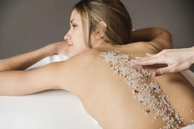 Descubre los beneficios del peeling corporal