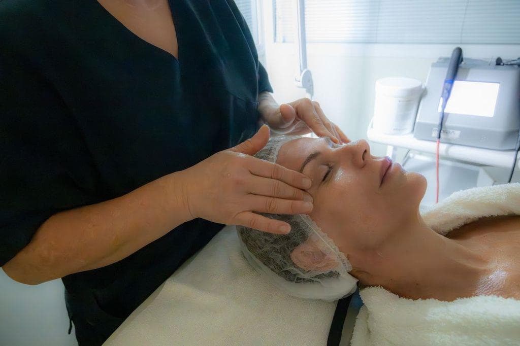 ¿Se puede hacer tratamiento facial si tengo acné activo o piel muy sensible?