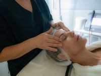 ¿Se puede hacer tratamiento facial si tengo acné activo o piel muy sensible?
